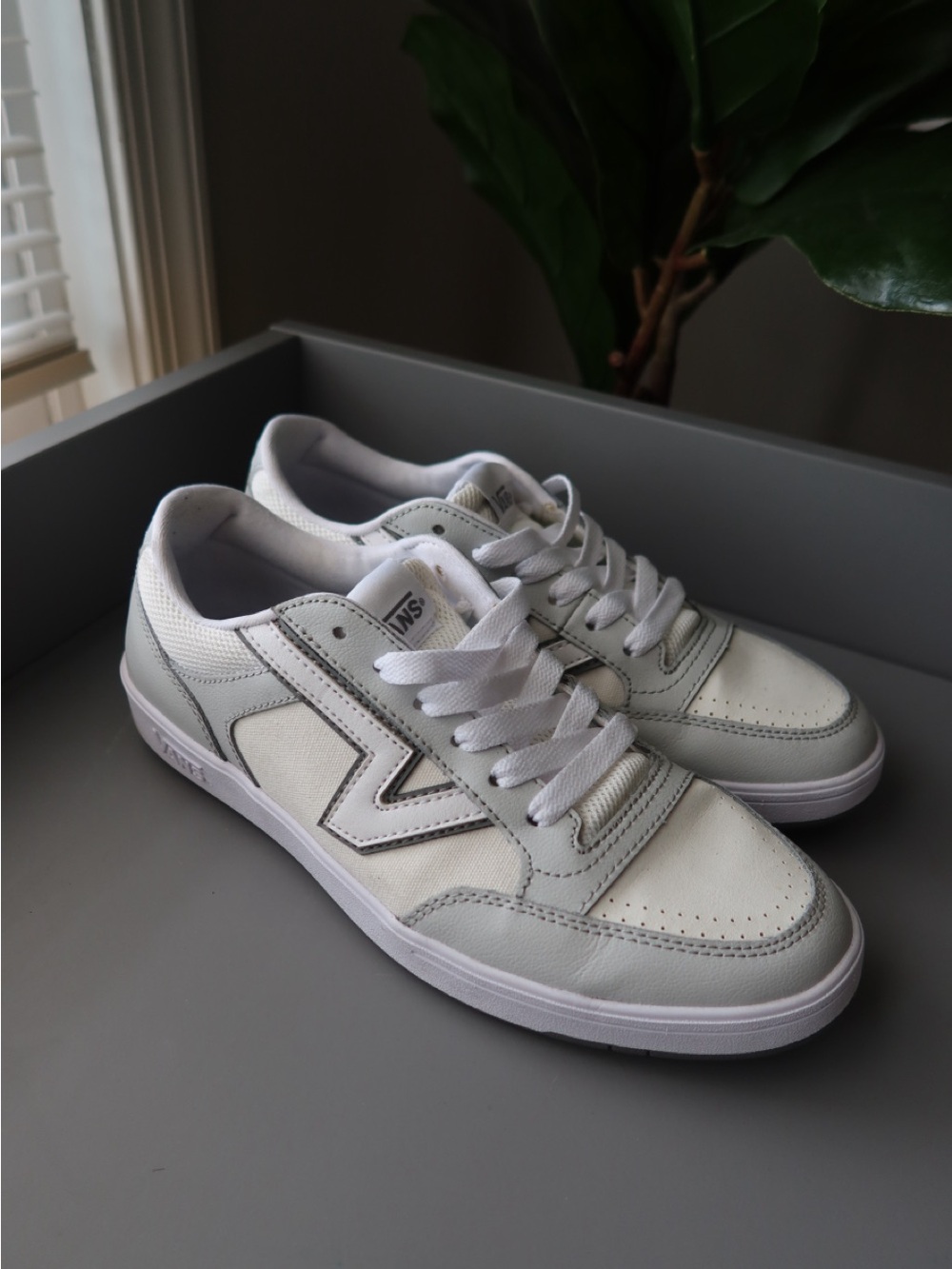 Vans White & Light Gray Sneakers Men’s Size 9.5 Like New
